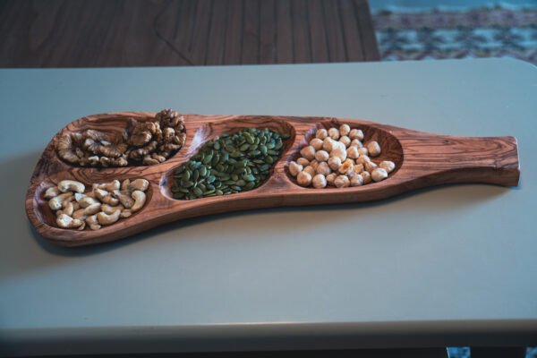 DSC08207 Olive wood serving tray with handle, close-up view