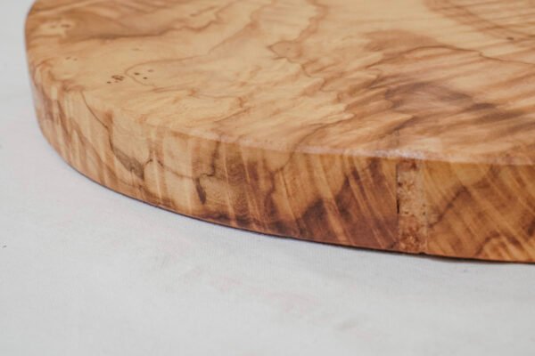 47-DSC01895 Olive wood pizza board, close-up of handle