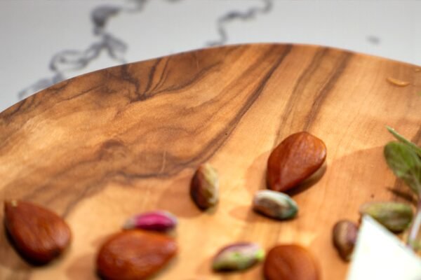 DSC01133 Olive wood oval serving platter, close-up of grain