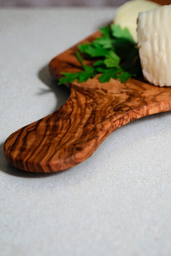 DSC01110 (1) Olive wood charcuterie board, close-up of grain